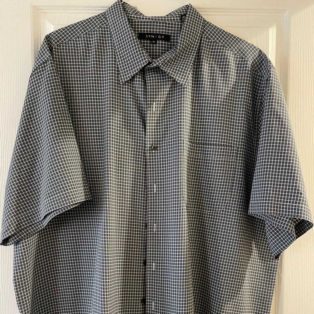 Synrgy Men’s Short Sleeve Button Down Shirt.